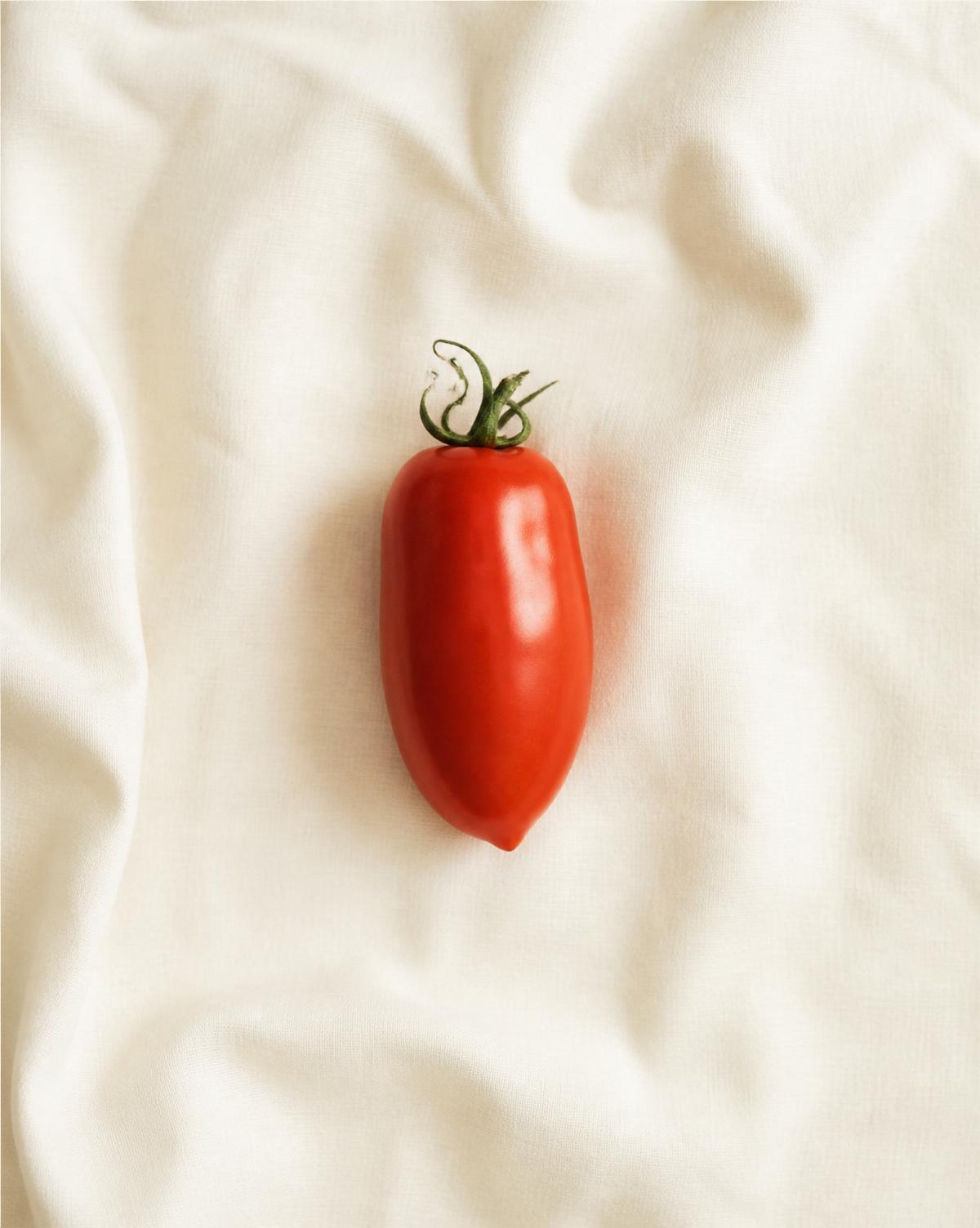Tomate San Marzano sobre lino crudo